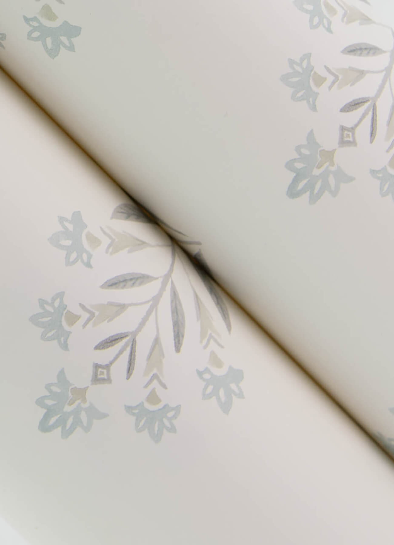Kinfolk Kova Floral Crest Wallpaper