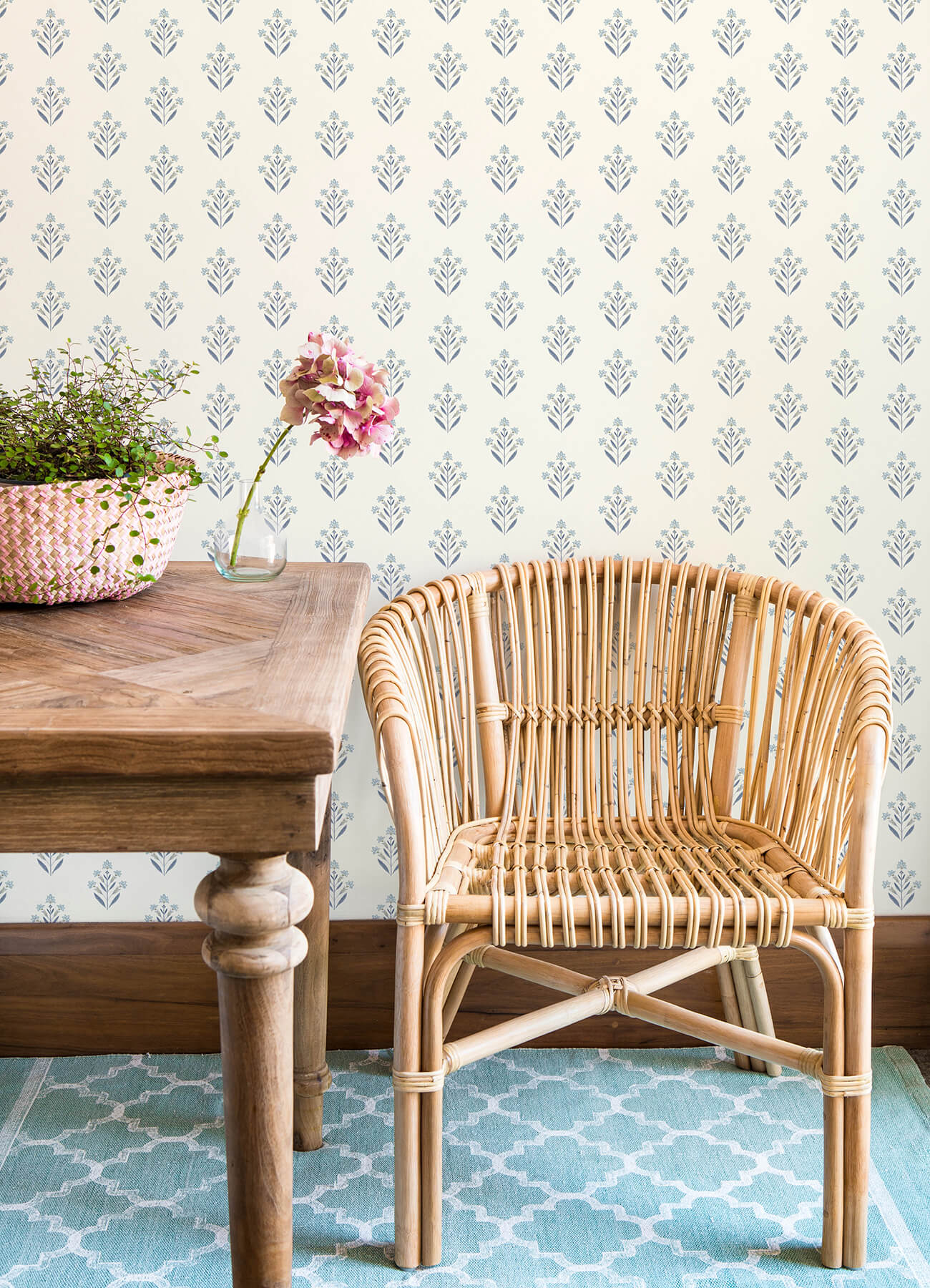 Kinfolk Kova Floral Crest Wallpaper