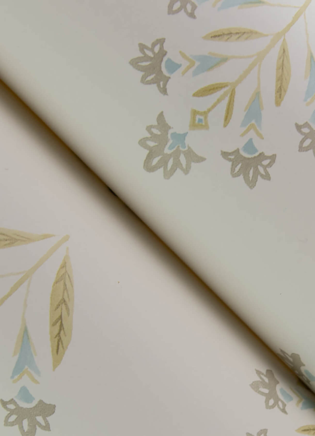 Kinfolk Kova Floral Crest Wallpaper