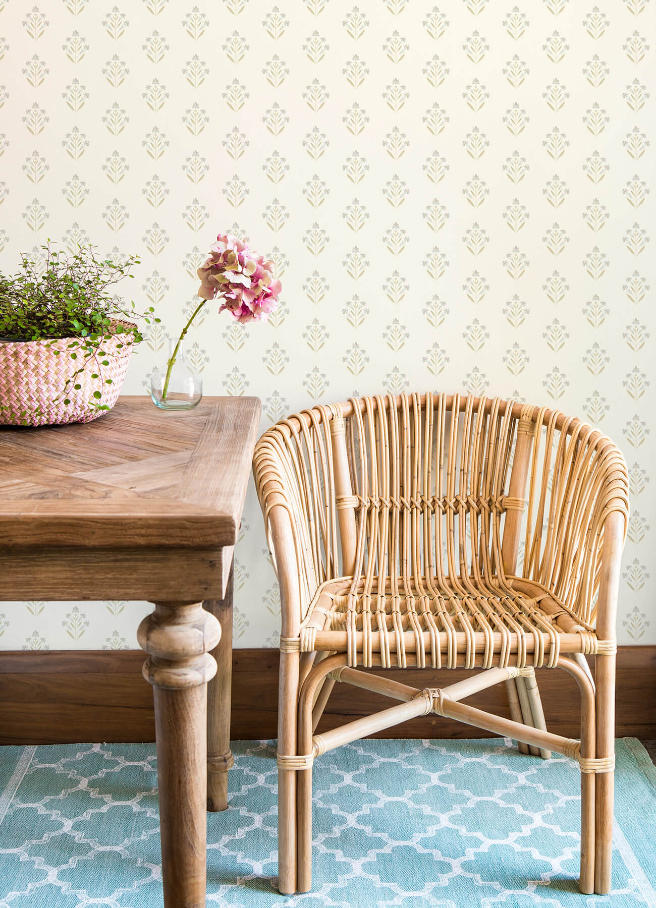 Kinfolk Kova Floral Crest Wallpaper