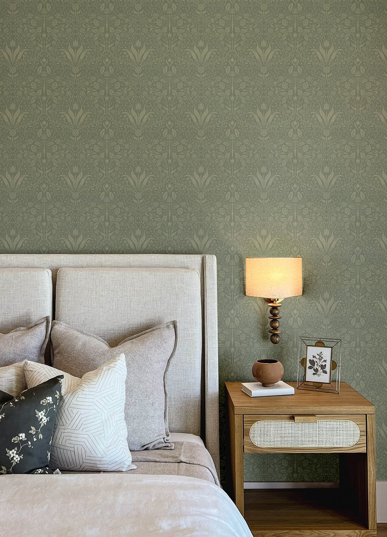 Botanica Mara Tulip Ogee Wallpaper