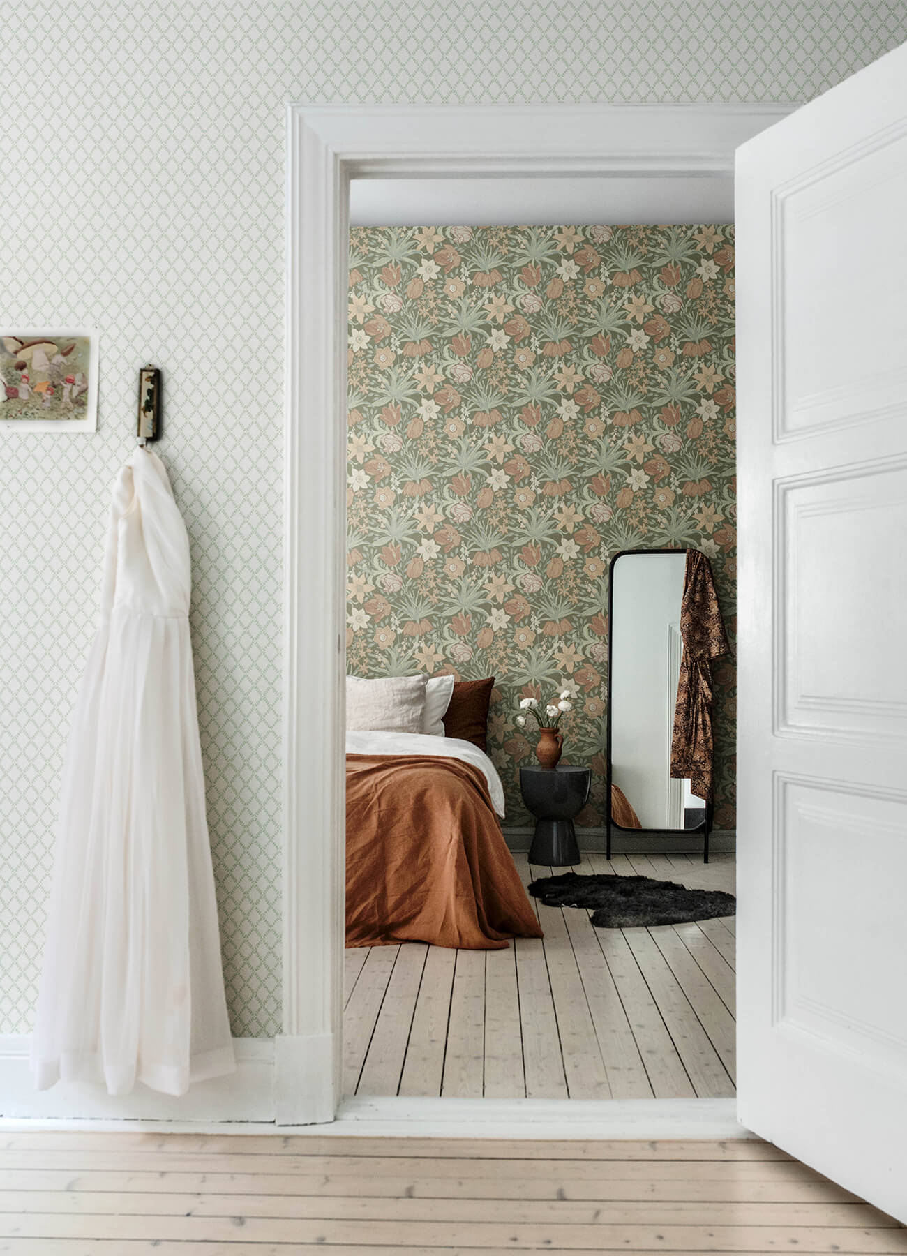Botanica Cecilia Tulip & Daffodil Wallpaper