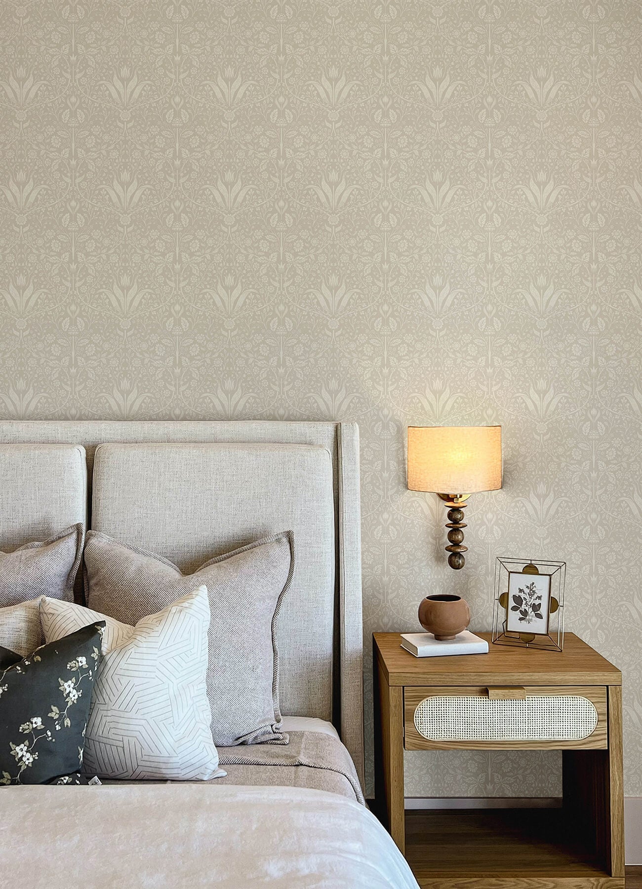 Botanica Mara Tulip Ogee Wallpaper