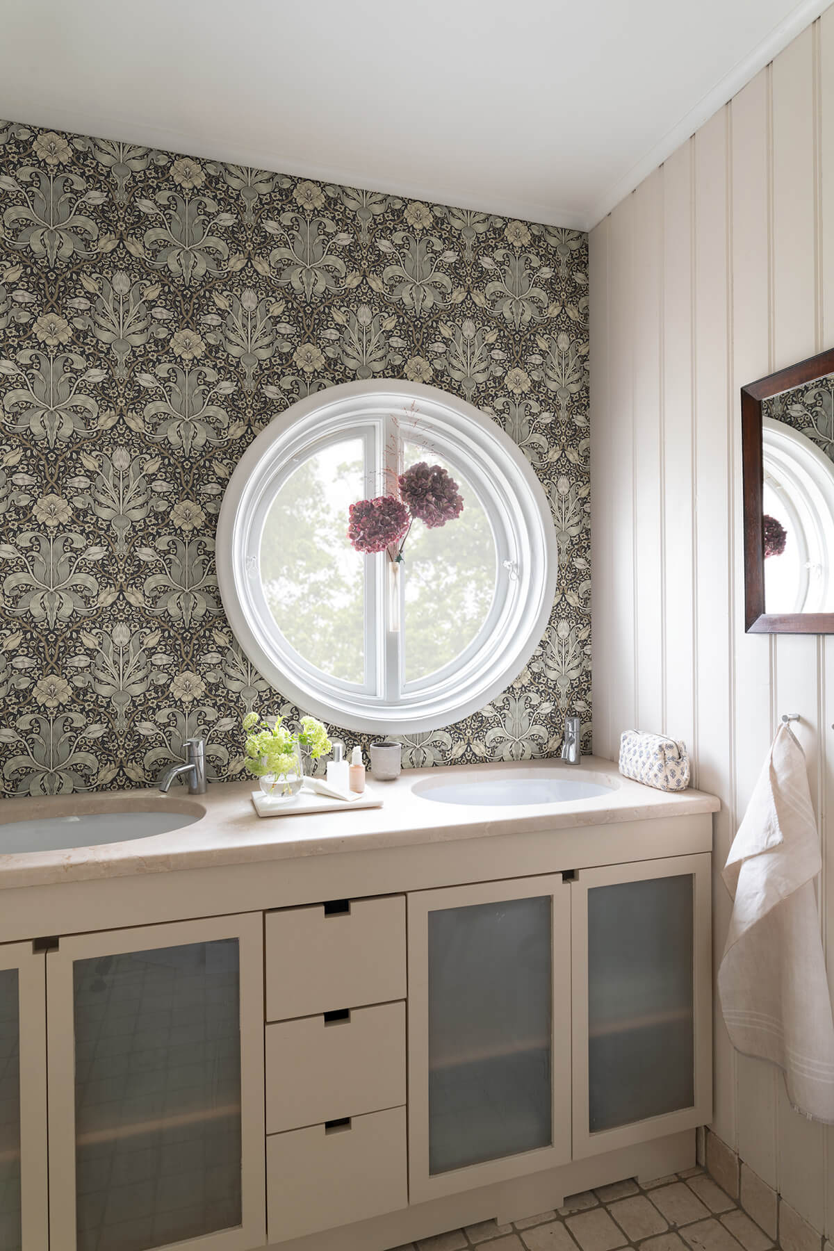 Hidden Treasures Spring Thicket Wallpaper