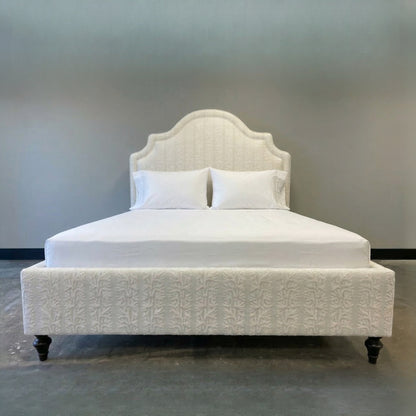 TRH2333 on N°90 King Bed with Turned Wood Legs