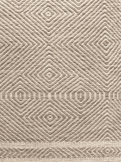 TRH-R54 rug in Warm Ivory / Mushroom