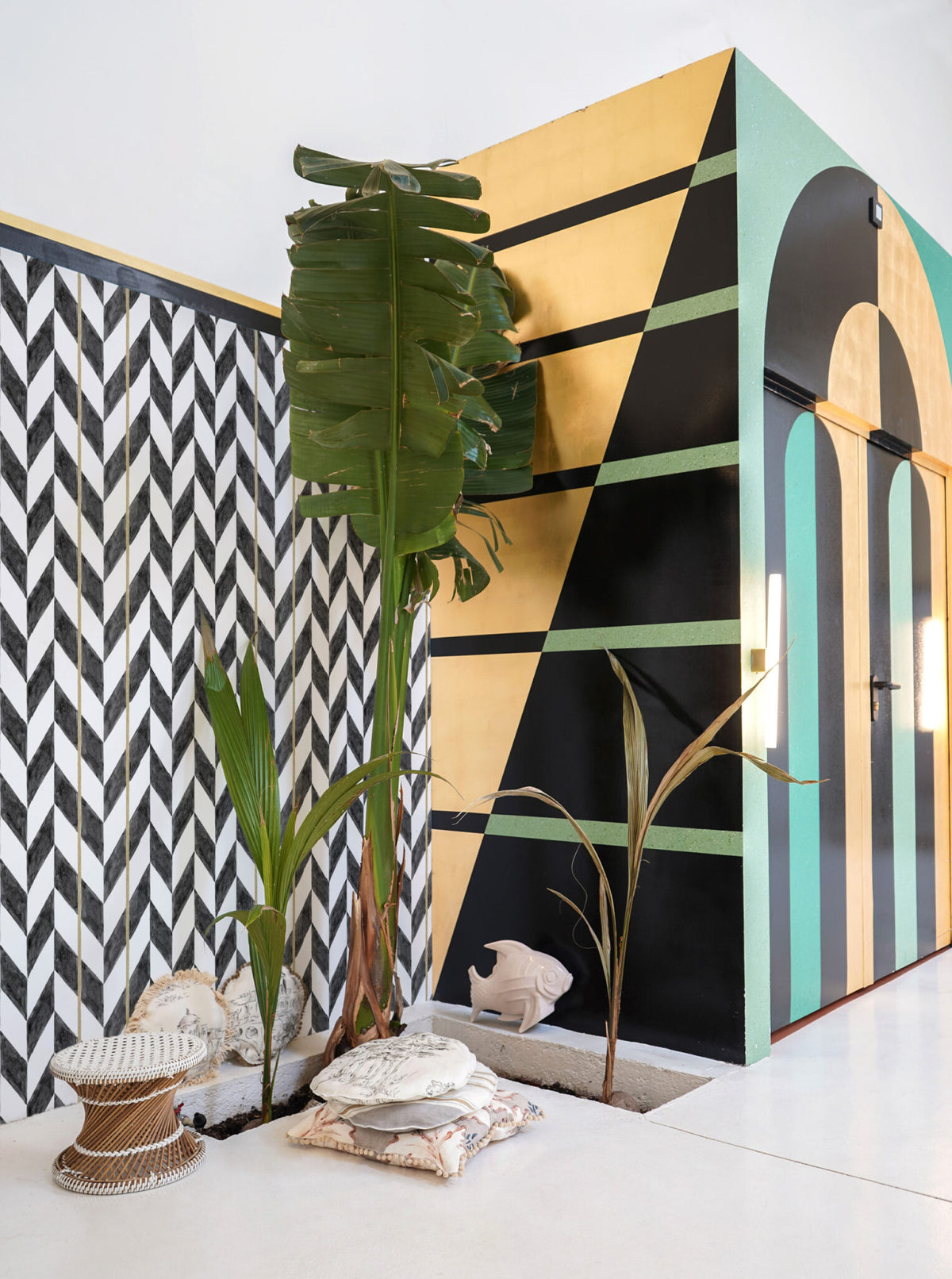 Espiga wallpaper by Coordonné in Negro, shown in a styled room