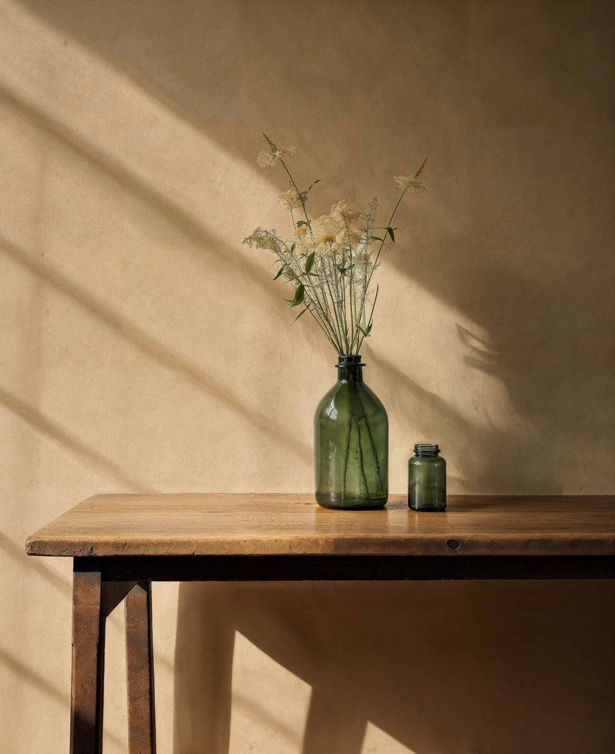 Estuco wallpaper by Coordonné in 1, shown in a styled room