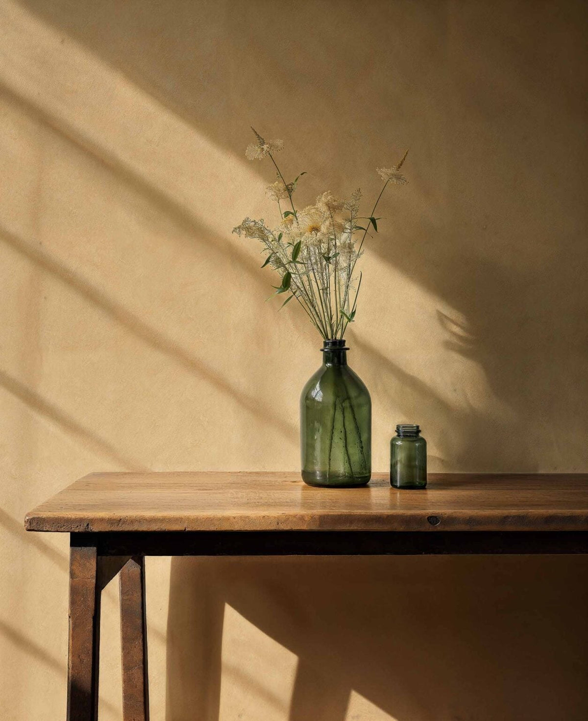 Estuco wallpaper by Coordonné in 2, shown in a styled room