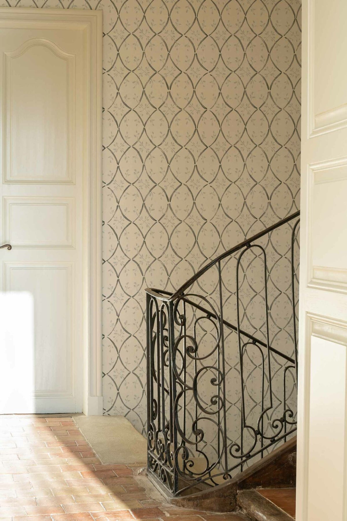 Forja wallpaper by Coordonné in Nube, shown in a styled room