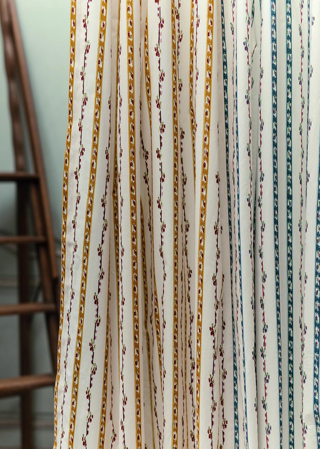 Madame Elisabeth Wallpaper by Le Manach shown in a room setting (view 1)