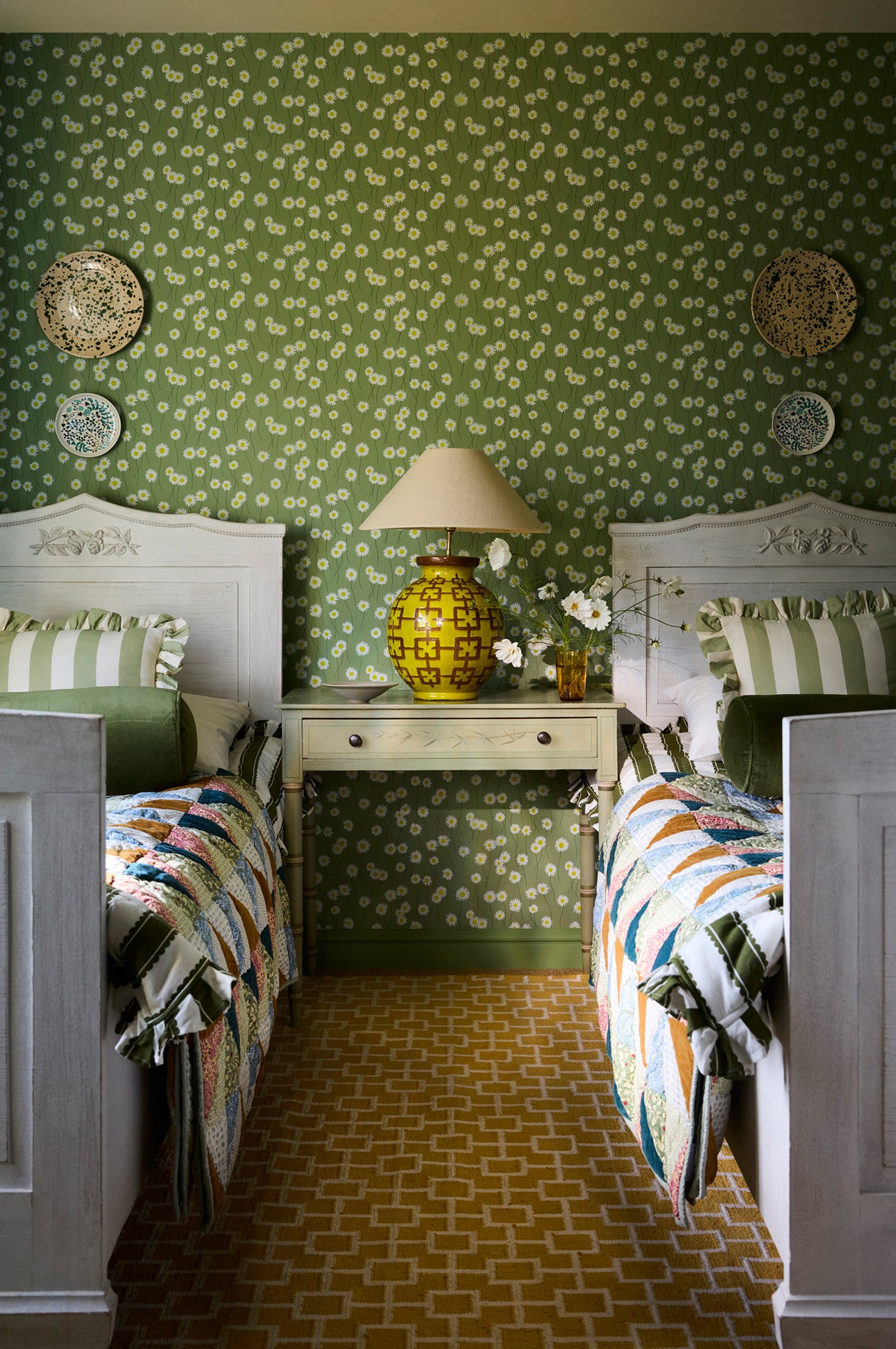 Moon Daisies wallpaper by Little Greene in Garden