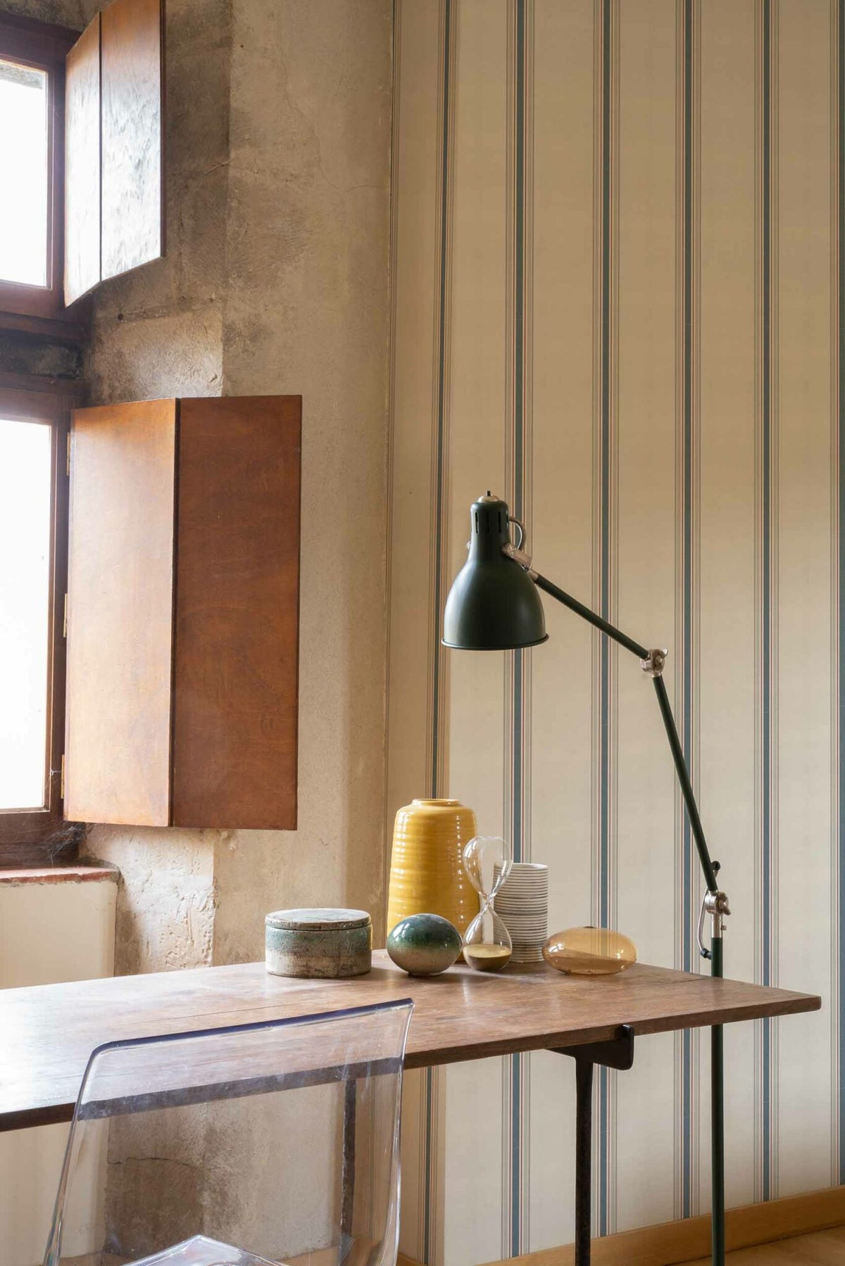 Stripe 2 wallpaper by Coordonné in Francia, shown in a styled room