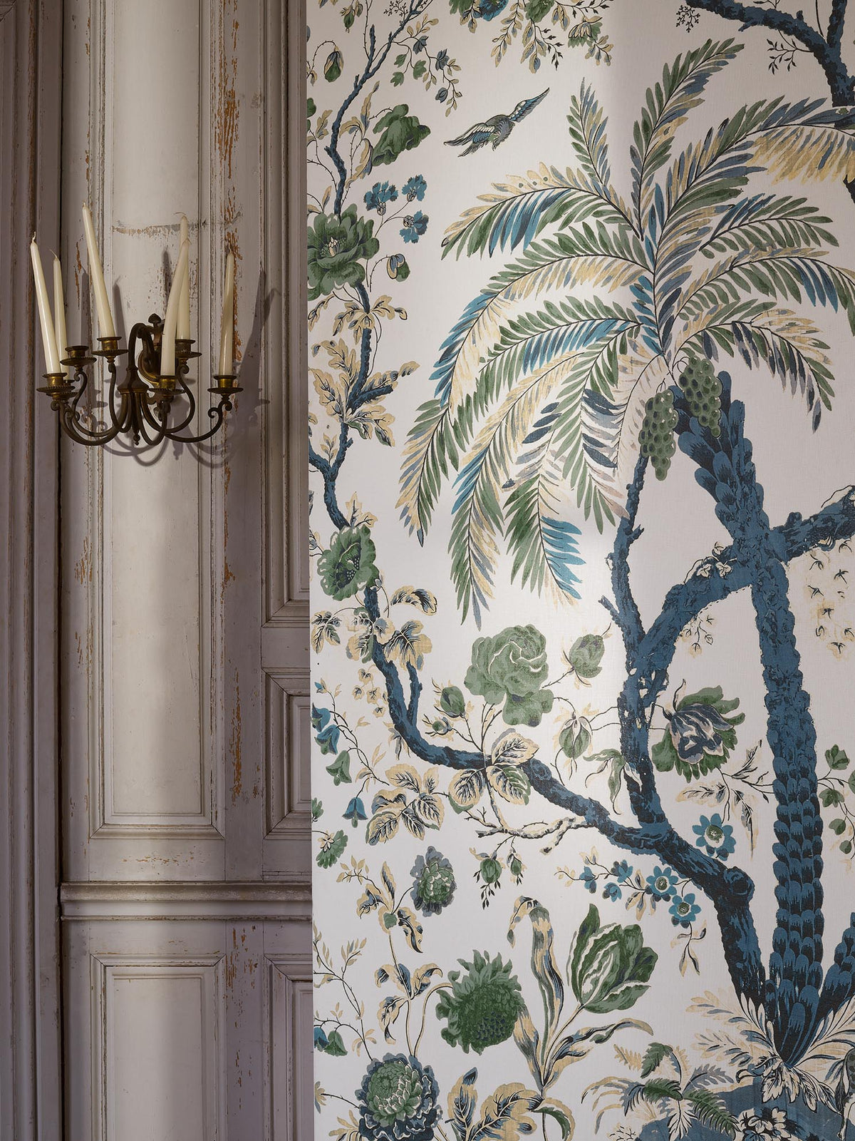 Voile de Genes Wallpaper by Braquenié shown in a room setting (view 1)